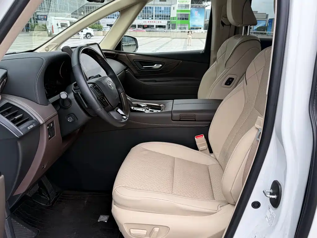Toyota Alphard — фото 10