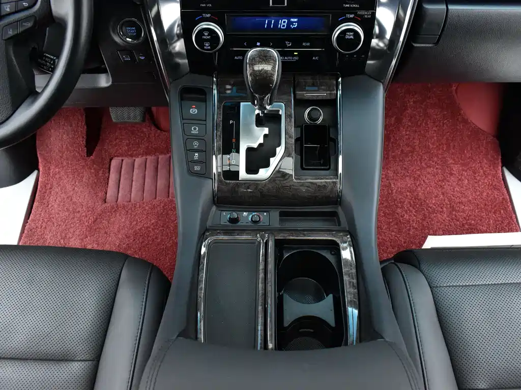 Toyota Alphard — фото 13