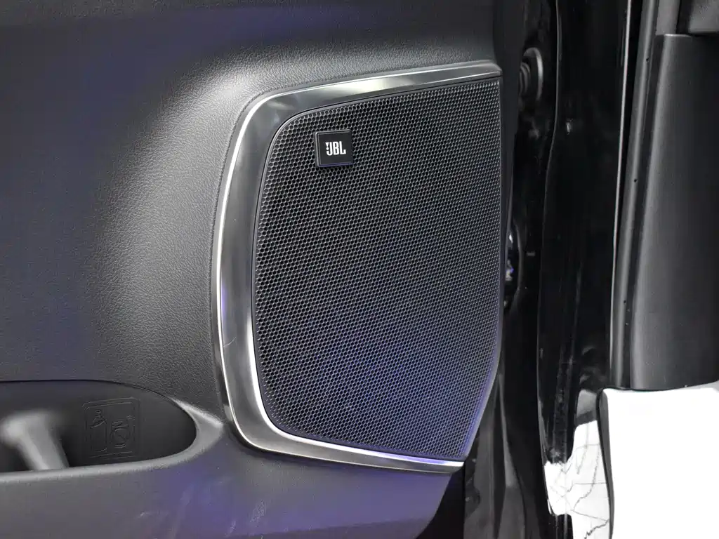 Toyota Alphard — фото 19