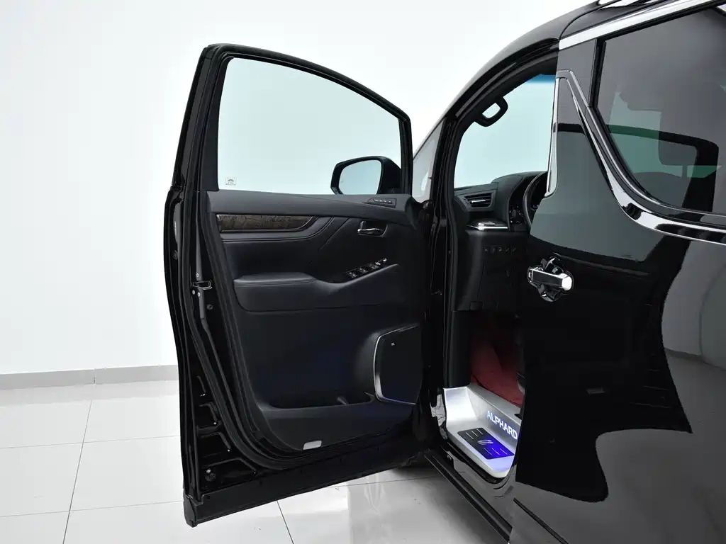 Toyota Alphard — фото 26