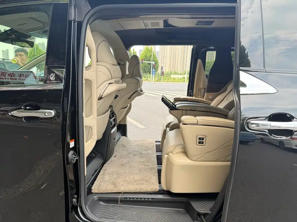 Toyota Alphard — фото 5