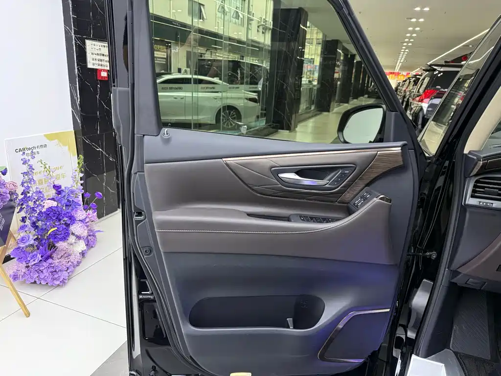 Toyota Vellfire — фото 10