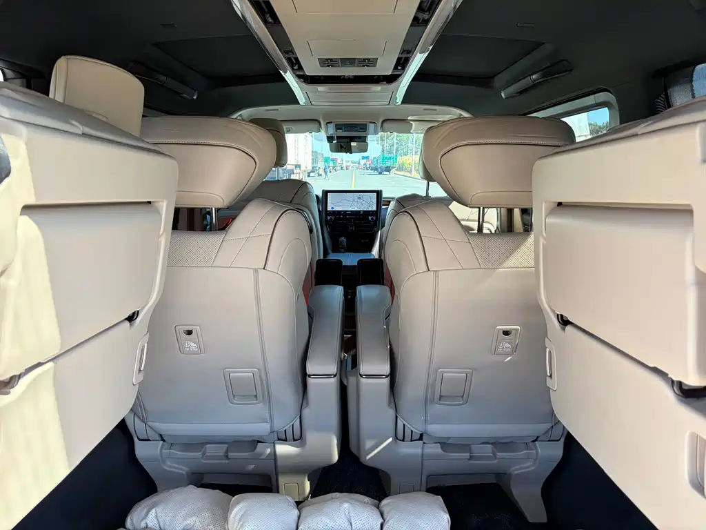 Toyota Alphard — фото 10