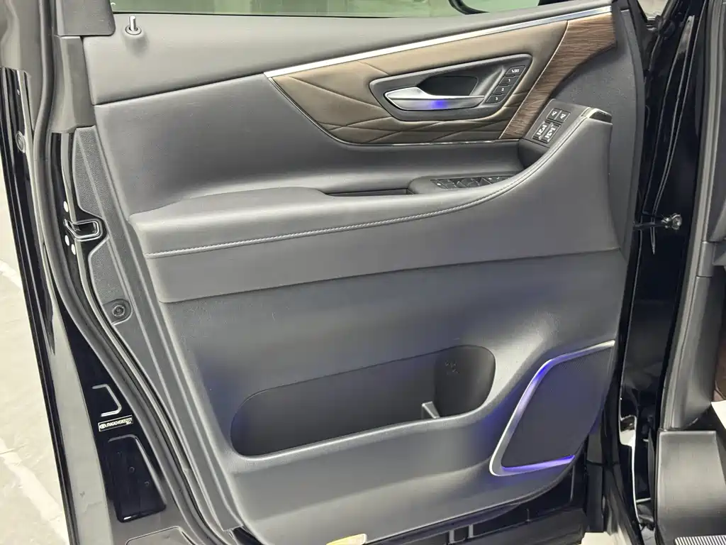 Toyota Vellfire — фото 5