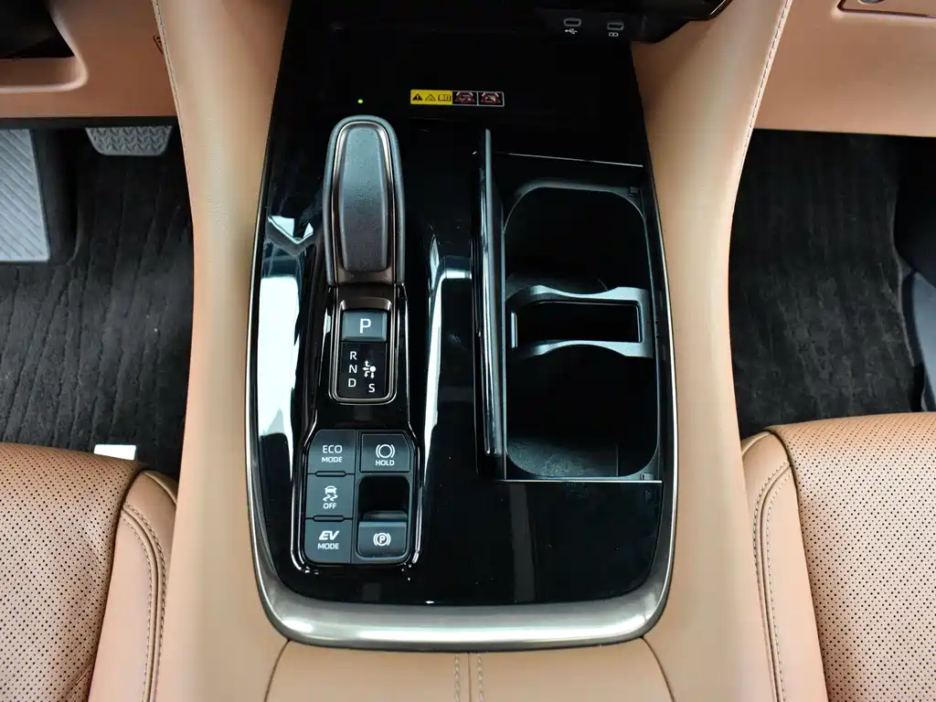 Toyota Alphard — фото 11