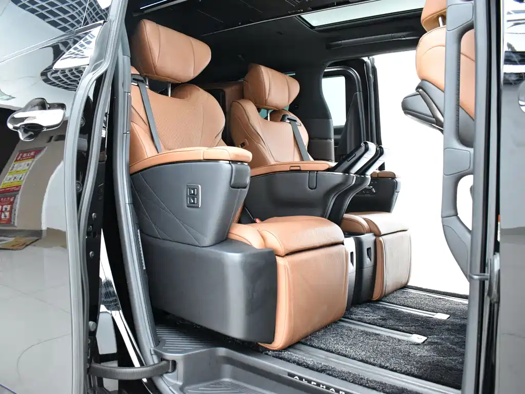 Toyota Alphard — фото 19