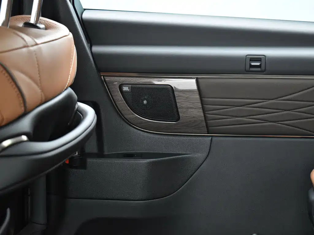 Toyota Alphard — фото 21