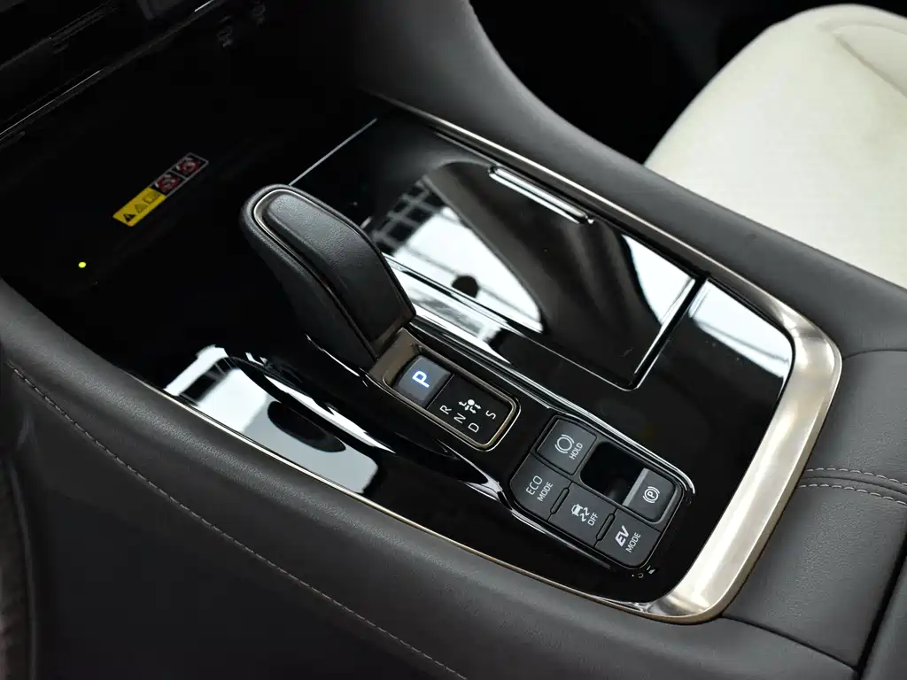 Toyota Alphard — фото 11