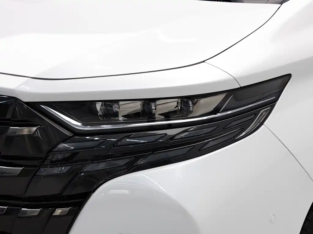 Toyota Alphard — фото 5