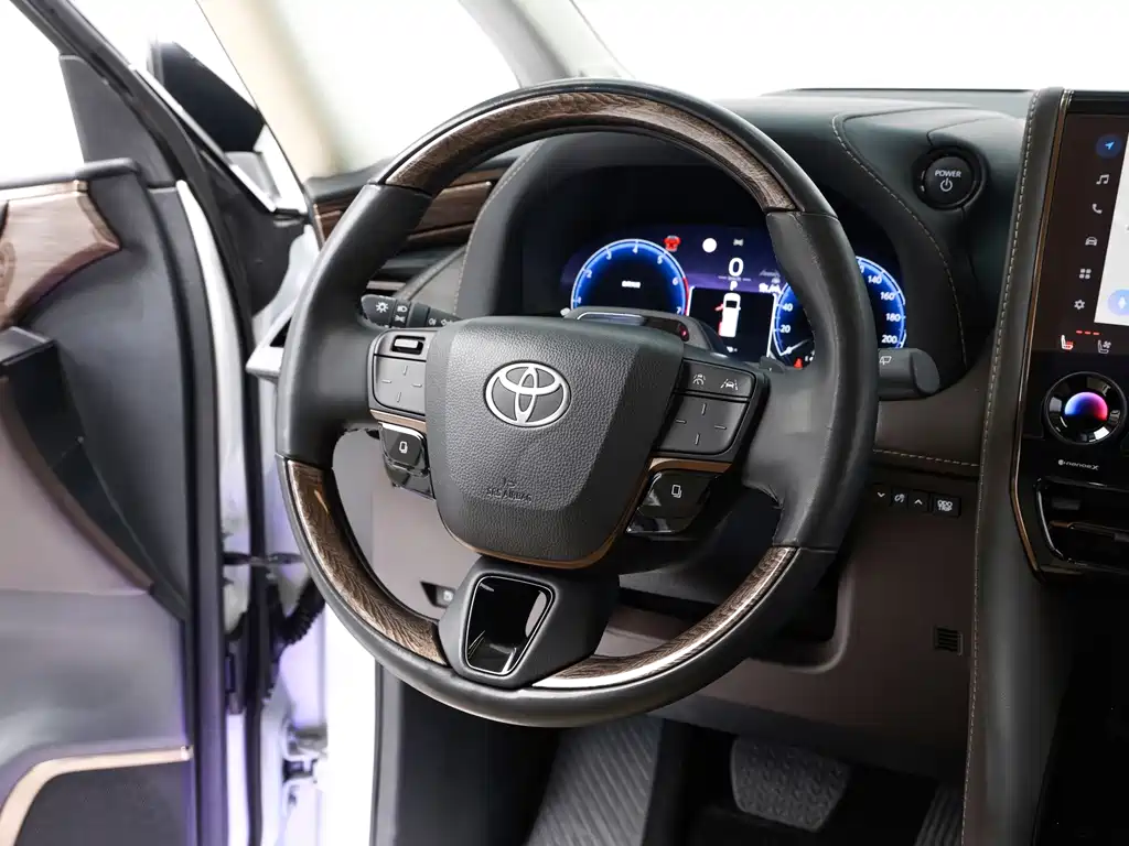 Toyota Alphard — фото 9