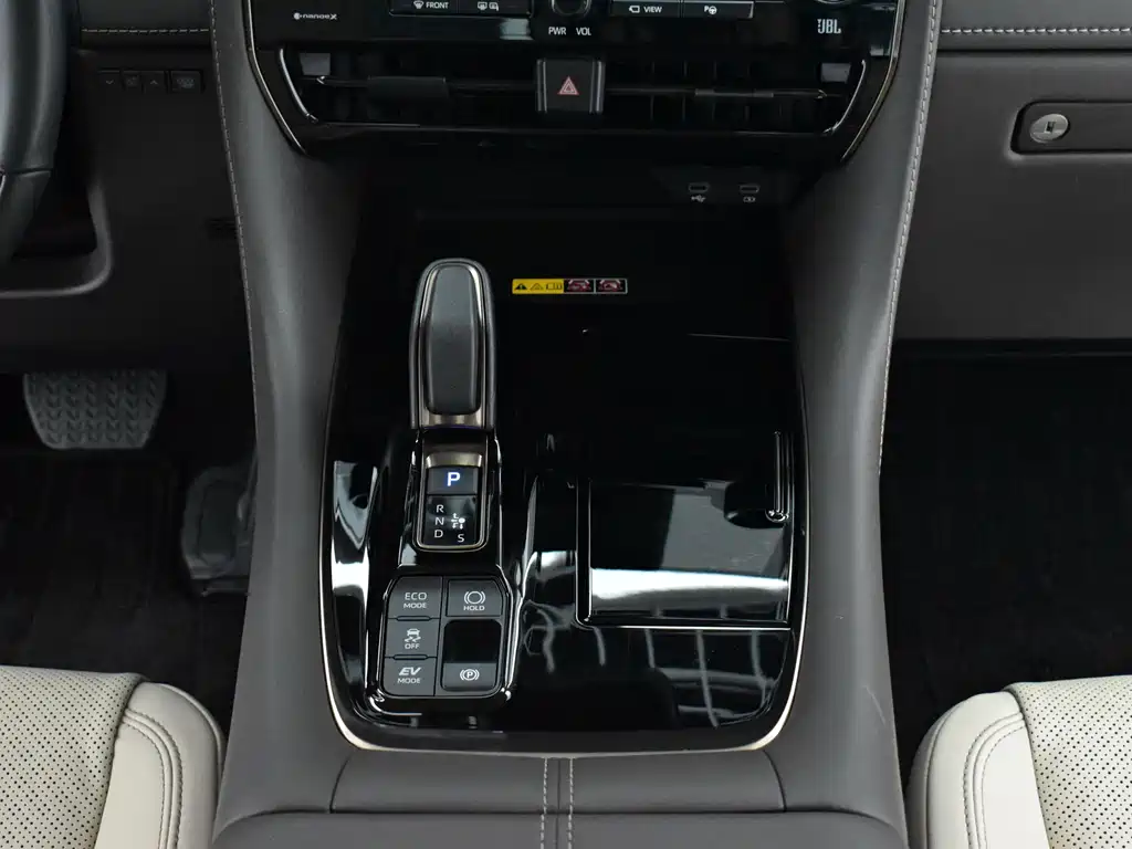 Toyota Alphard — фото 10