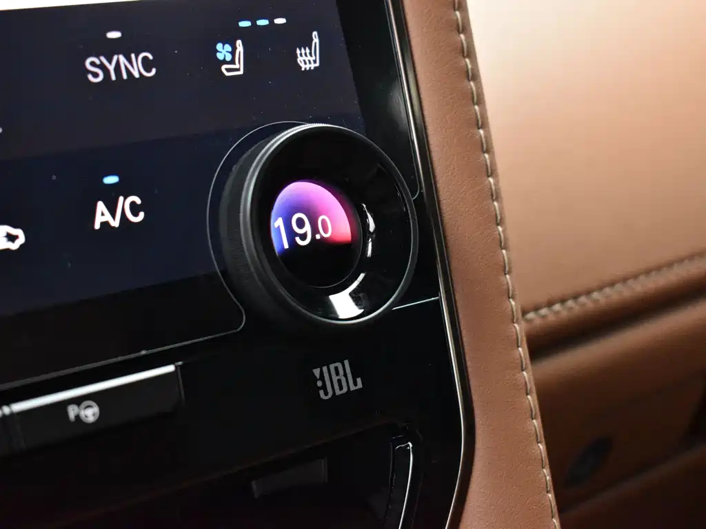 Toyota Alphard — фото 17