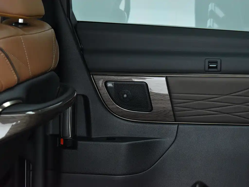 Toyota Alphard — фото 22