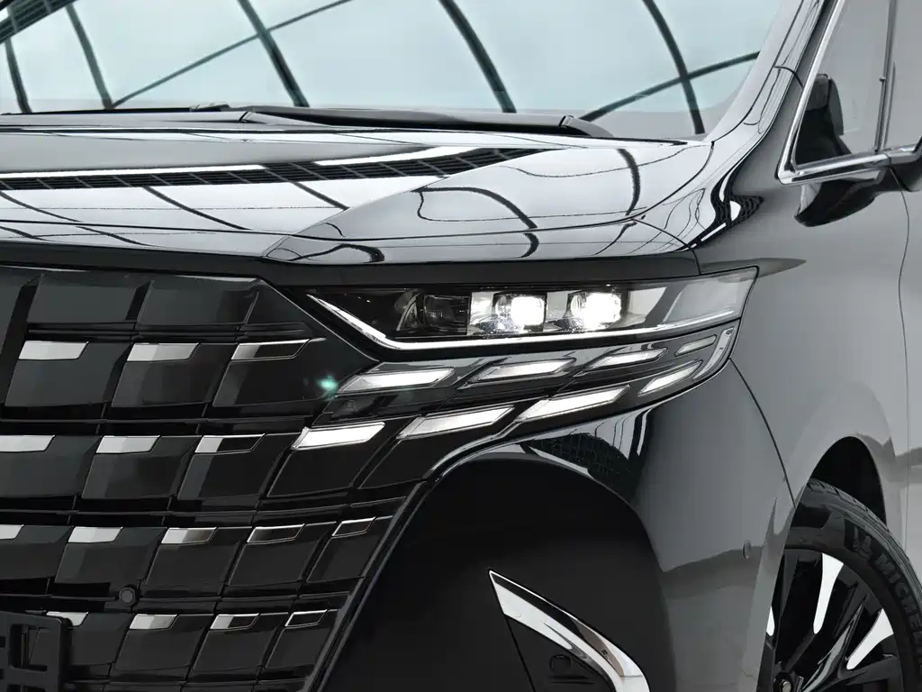 Toyota Alphard — фото 5