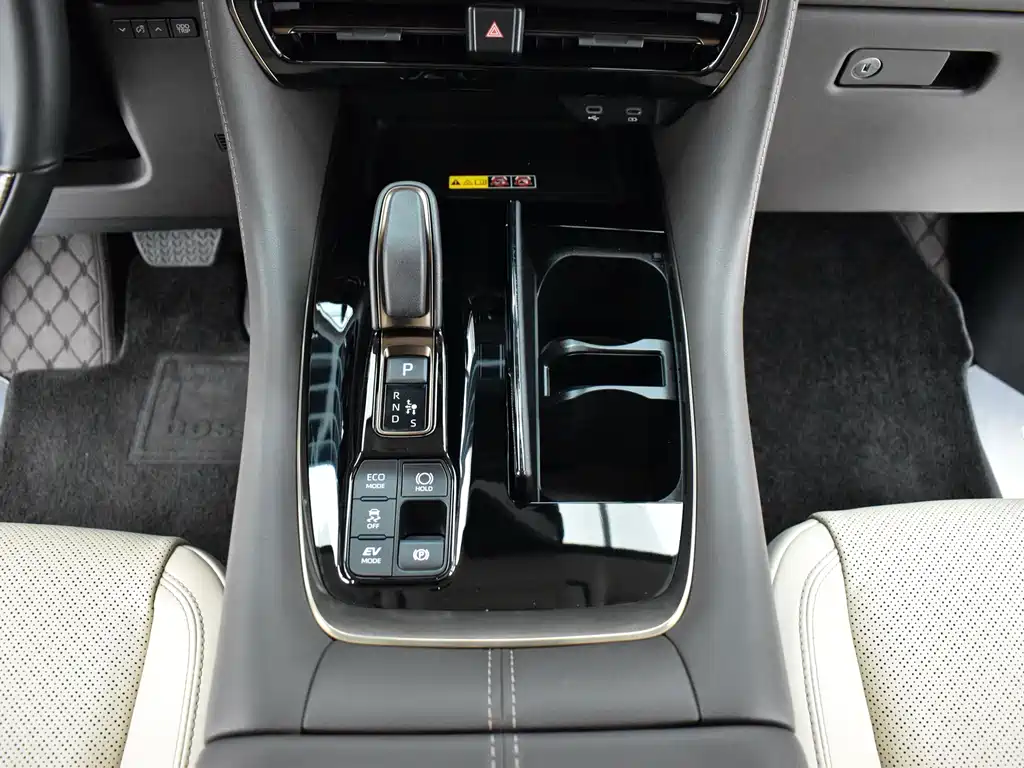 Toyota Alphard — фото 10