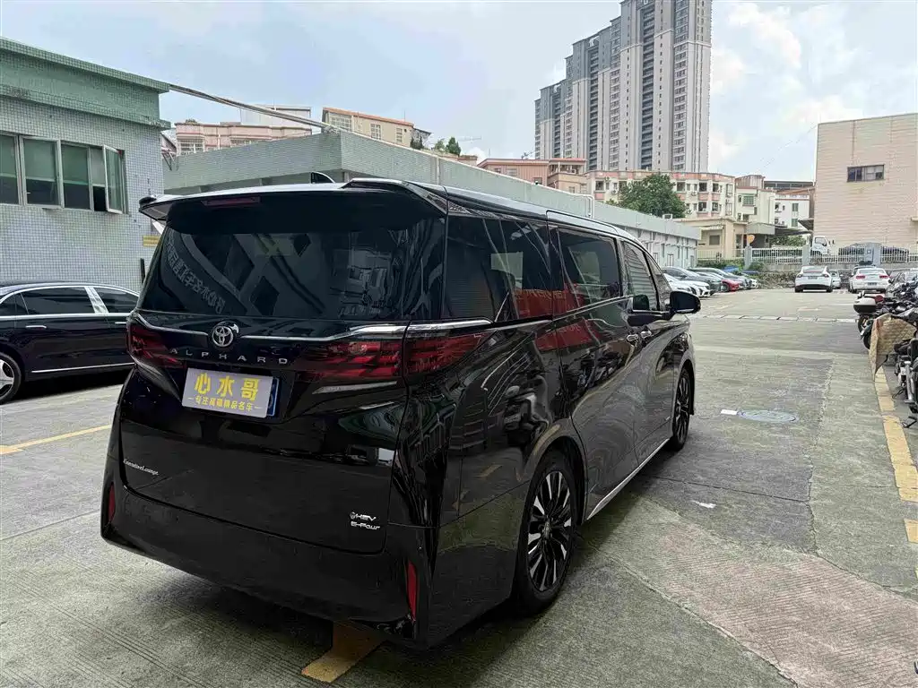Toyota Alphard — фото 4