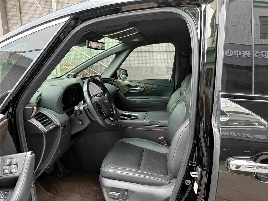 Toyota Alphard — фото 5