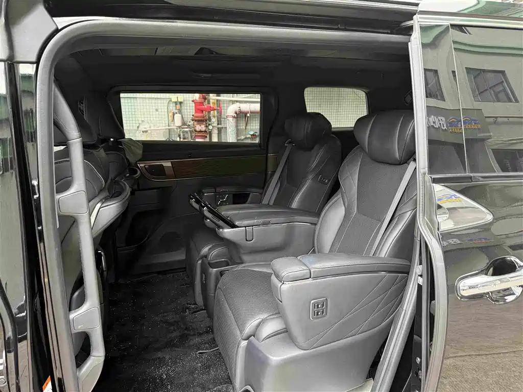 Toyota Alphard — фото 7