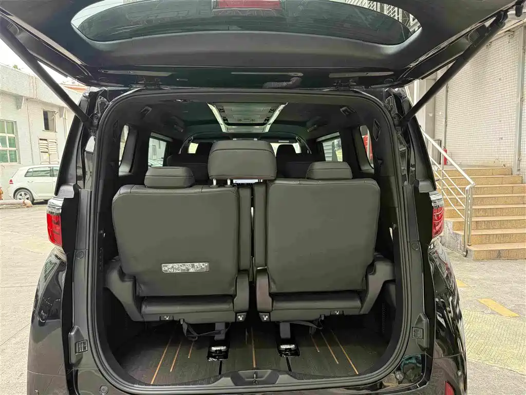 Toyota Alphard — фото 10