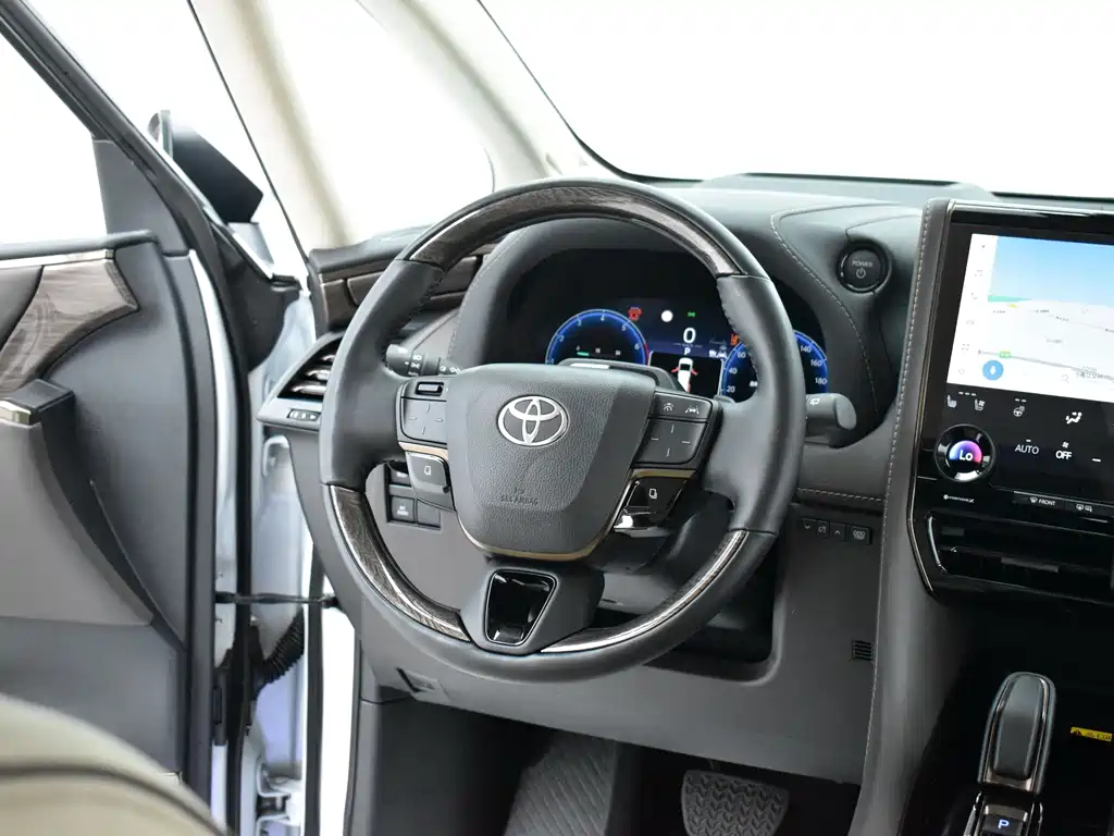 Toyota Alphard — фото 11