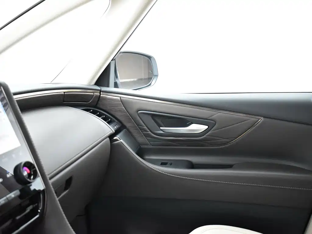 Toyota Alphard — фото 13