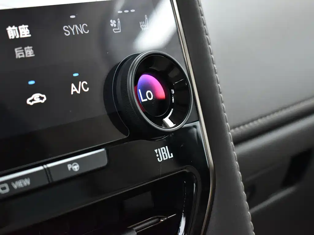 Toyota Alphard — фото 15