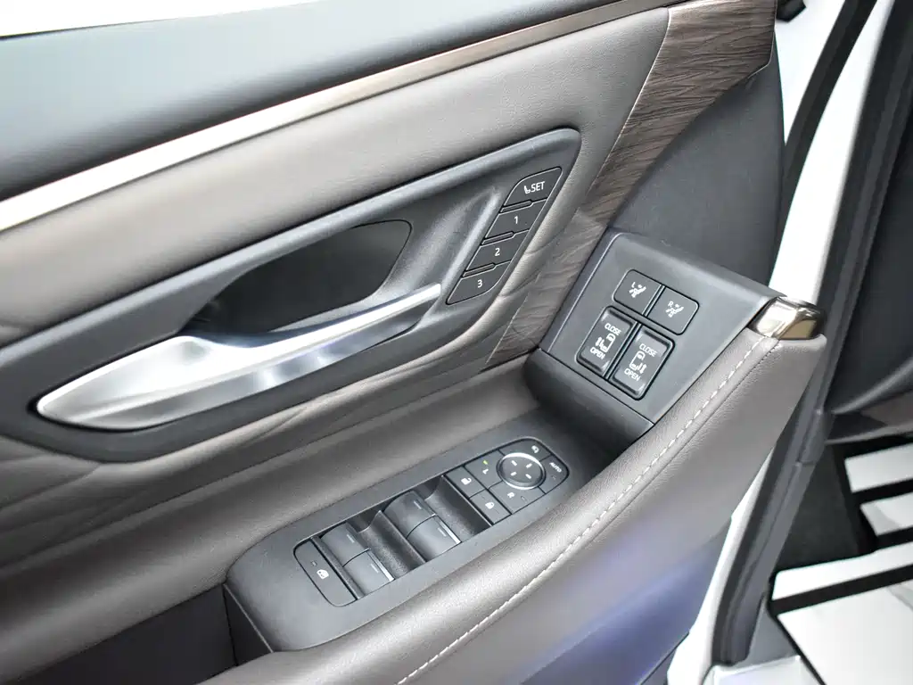 Toyota Alphard — фото 19
