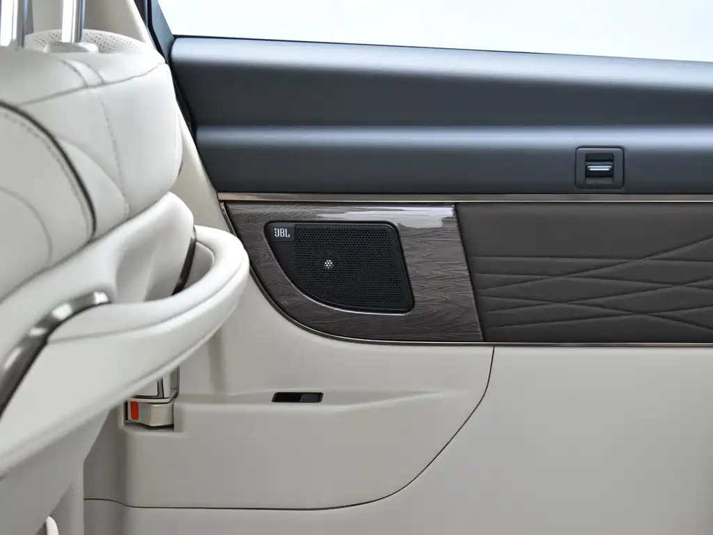 Toyota Alphard — фото 23