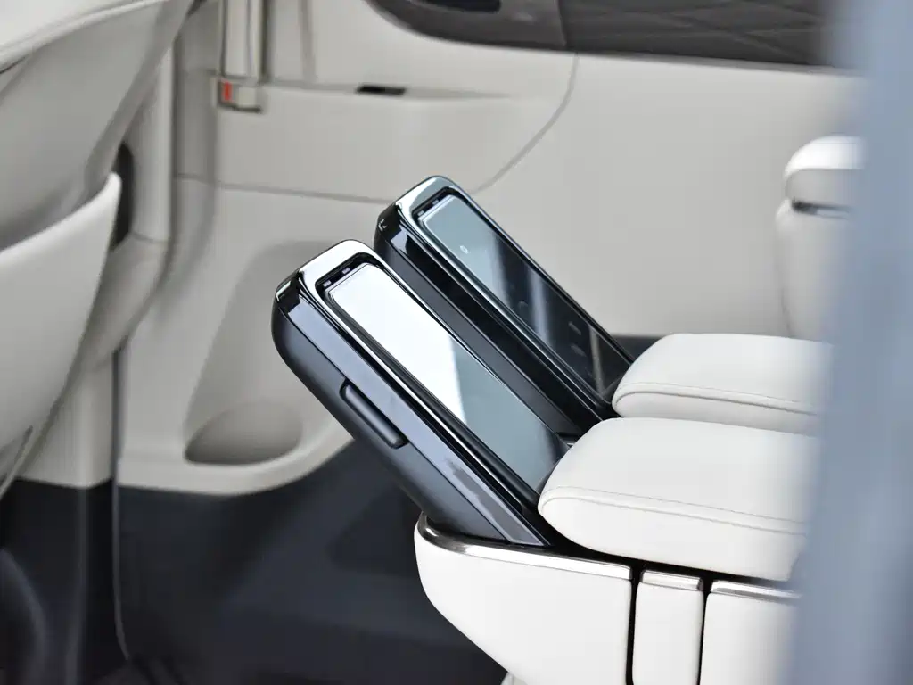 Toyota Alphard — фото 26