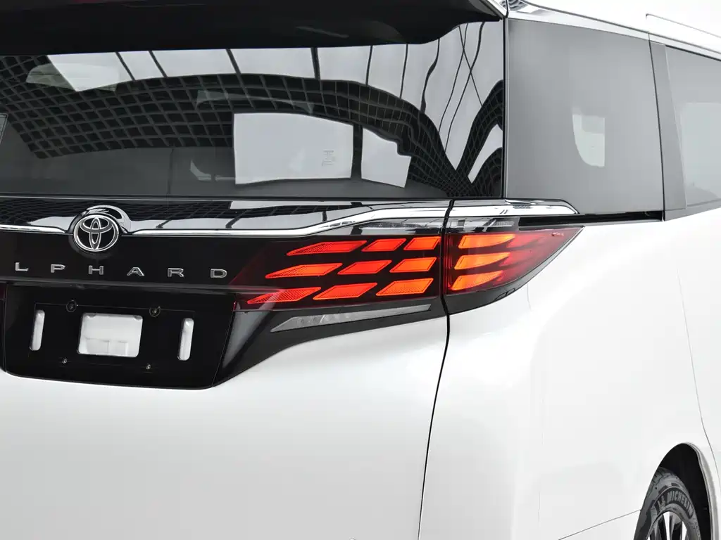 Toyota Alphard — фото 31