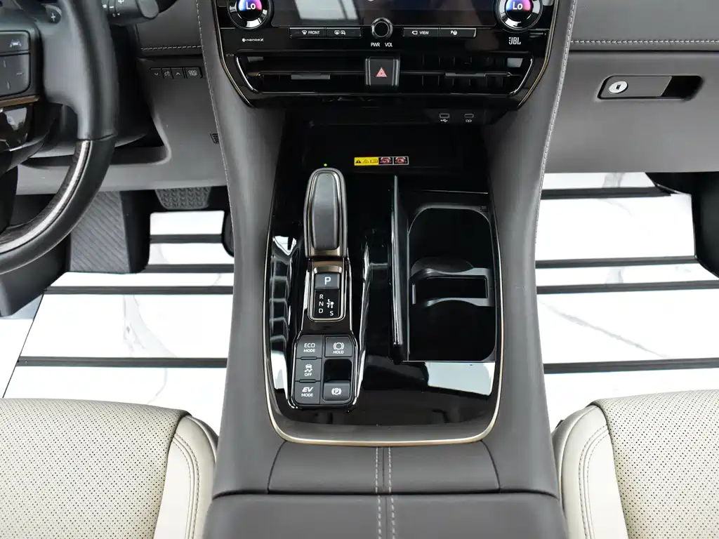 Toyota Alphard — фото 10
