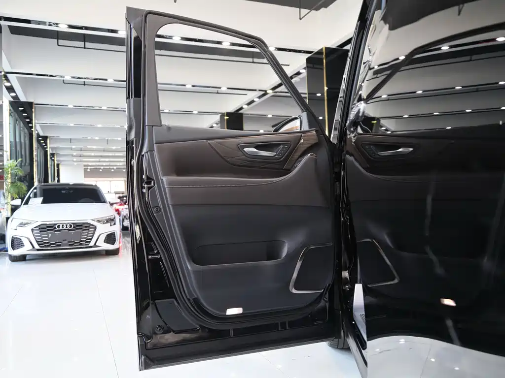 Toyota Alphard — фото 6