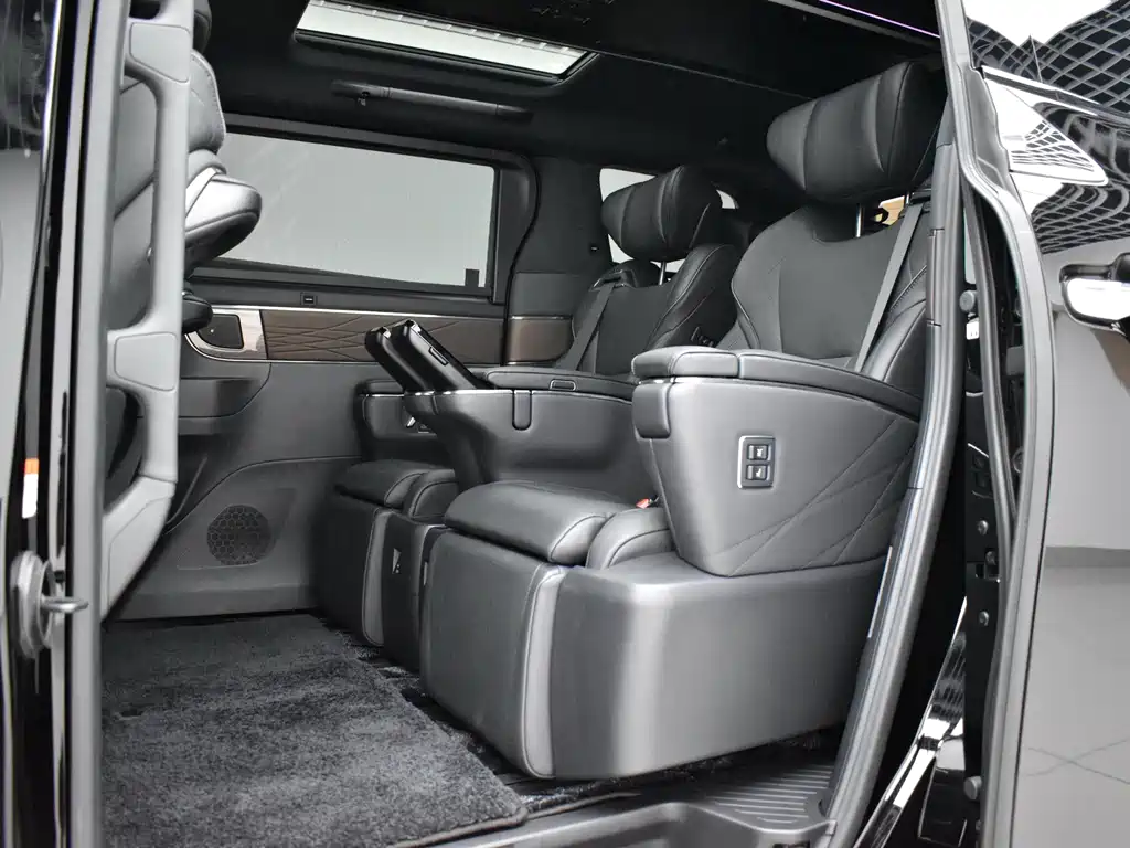 Toyota Alphard — фото 17