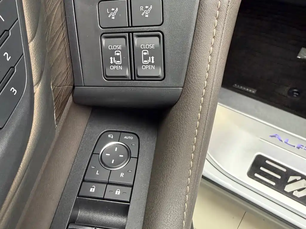 Toyota Alphard — фото 14