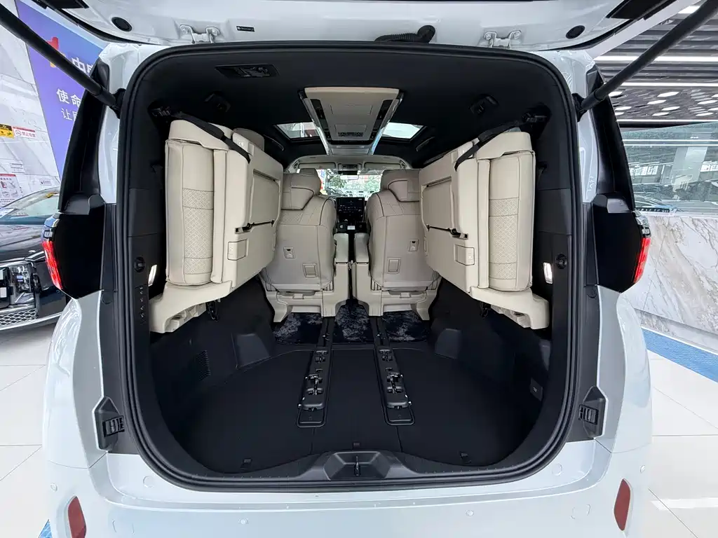 Toyota Alphard — фото 23