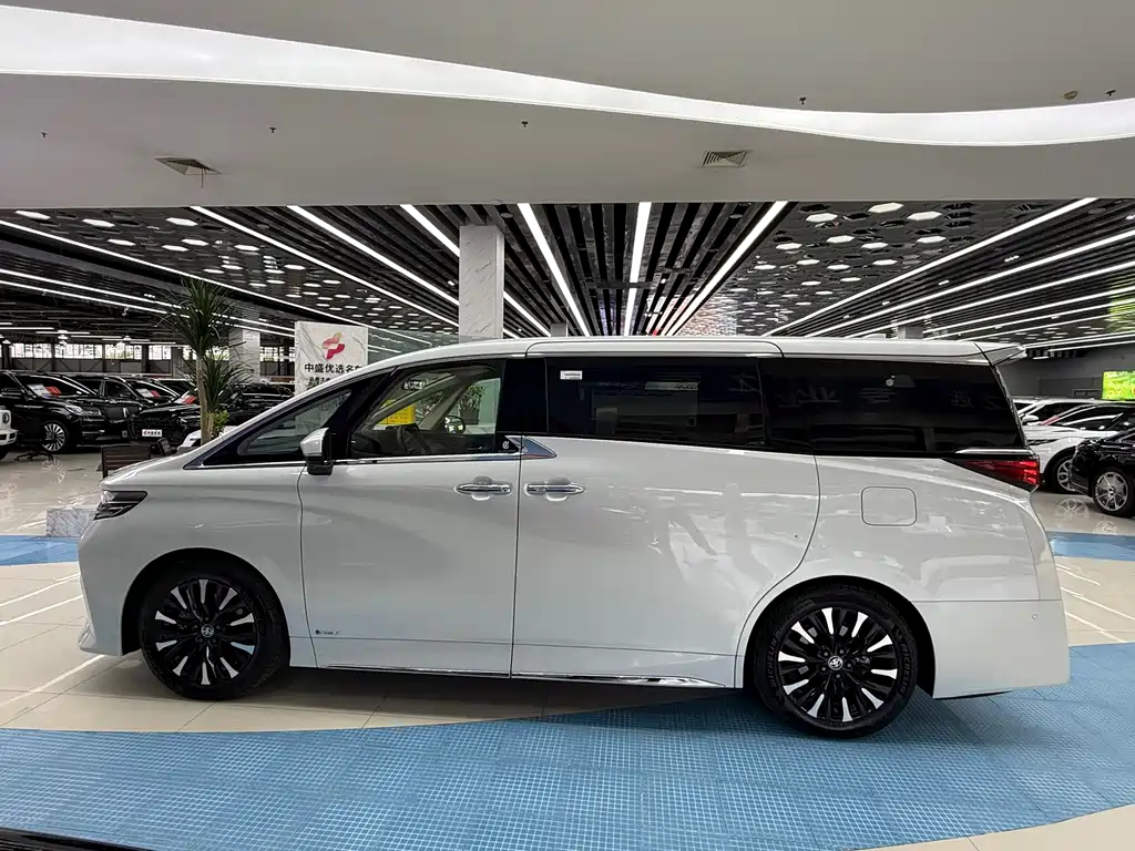 Toyota Alphard — фото 4
