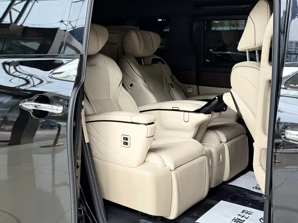 Toyota Alphard — фото 13