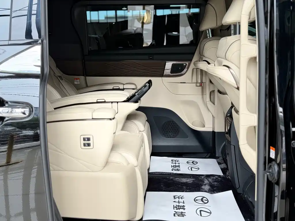 Toyota Alphard — фото 14