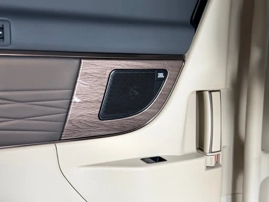 Toyota Alphard — фото 20