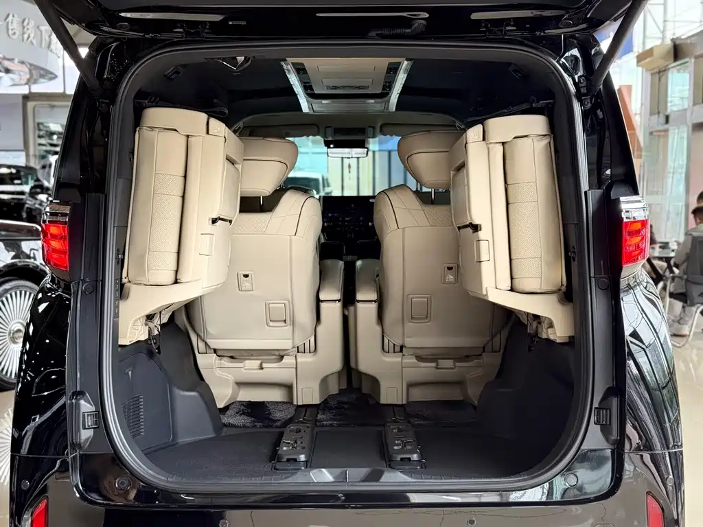 Toyota Alphard — фото 24