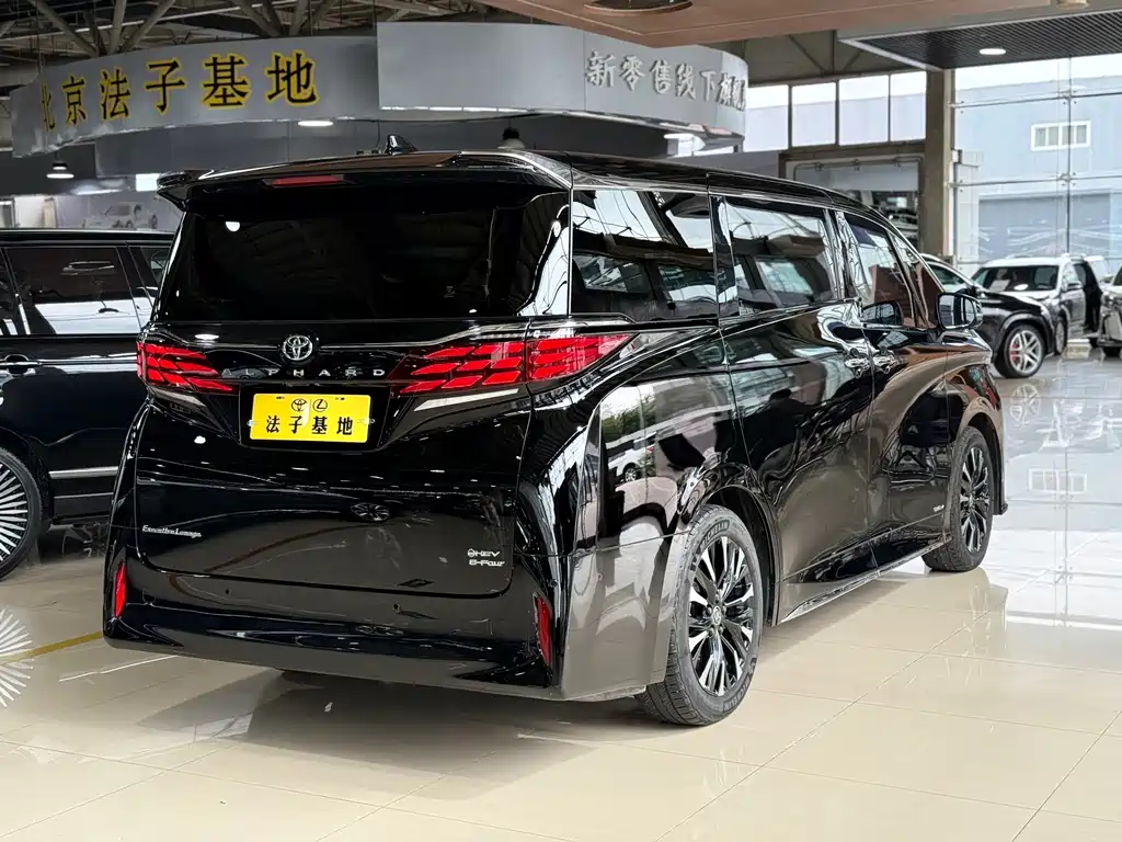 Toyota Alphard — фото 26