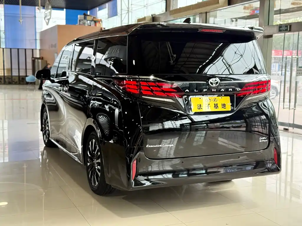 Toyota Alphard — фото 28