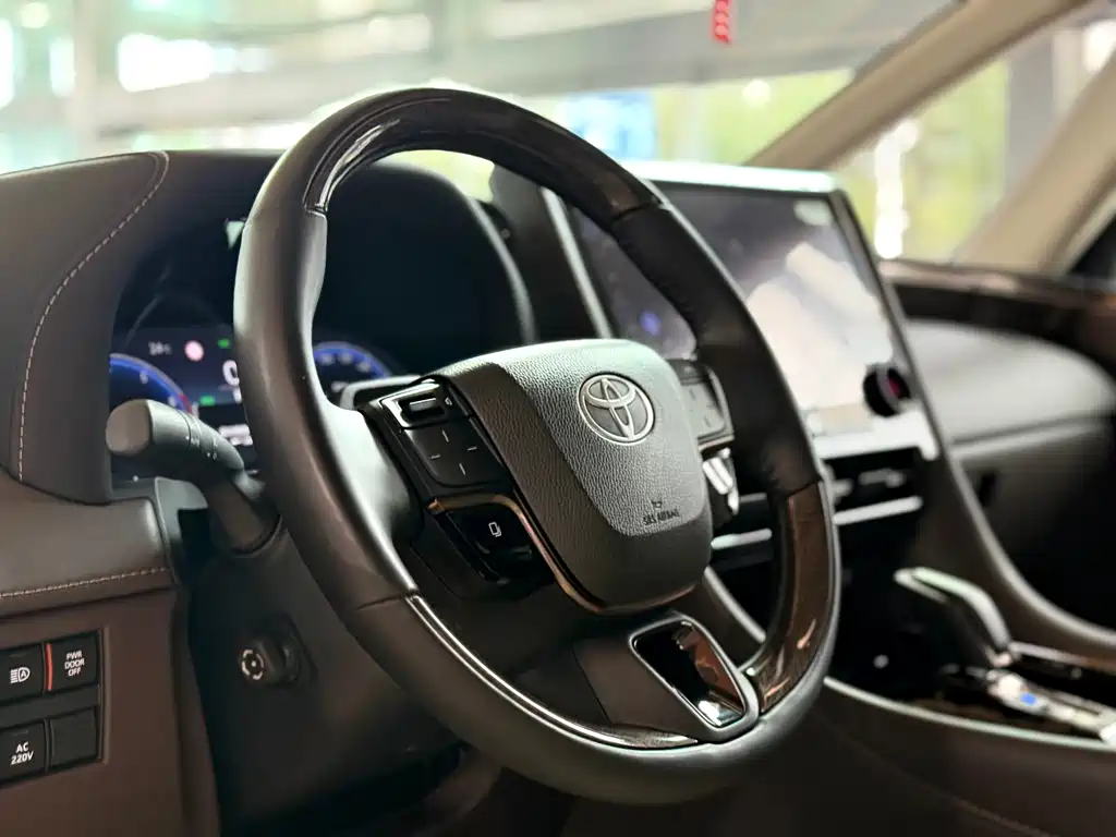 Toyota Alphard — фото 7
