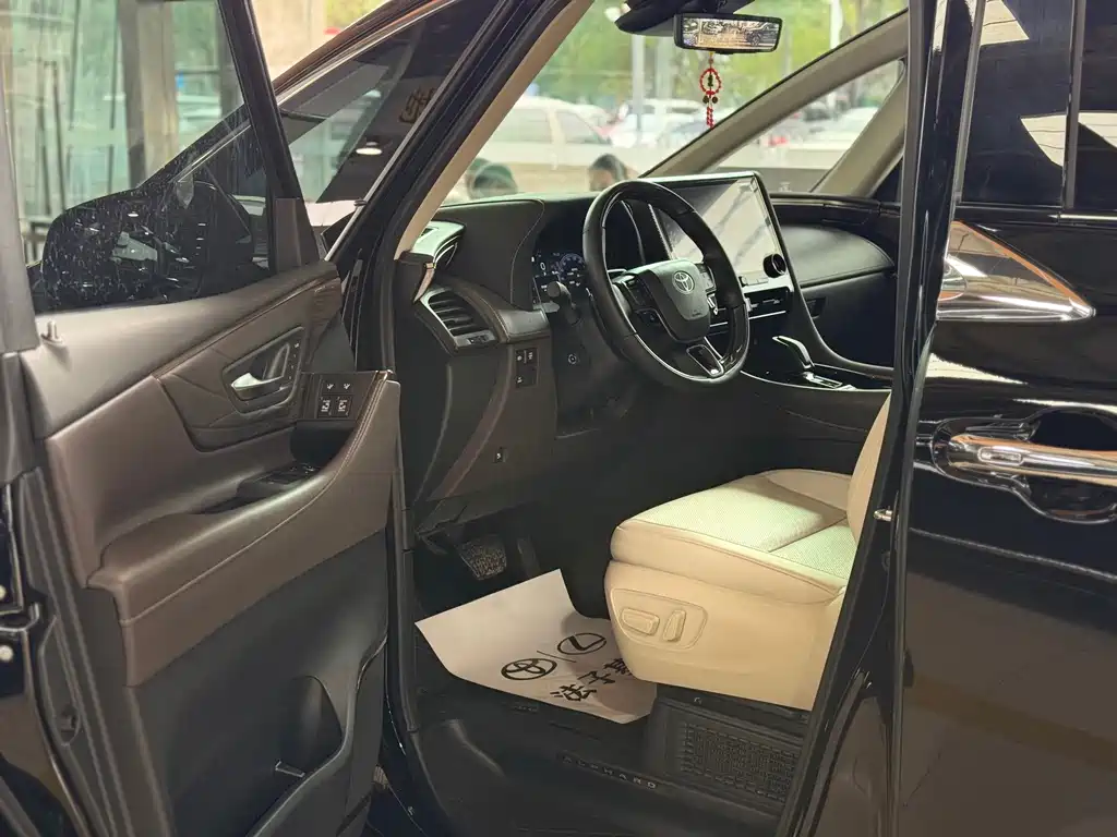 Toyota Alphard — фото 8
