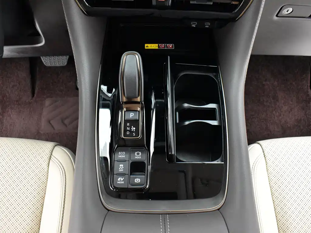Toyota Alphard — фото 11
