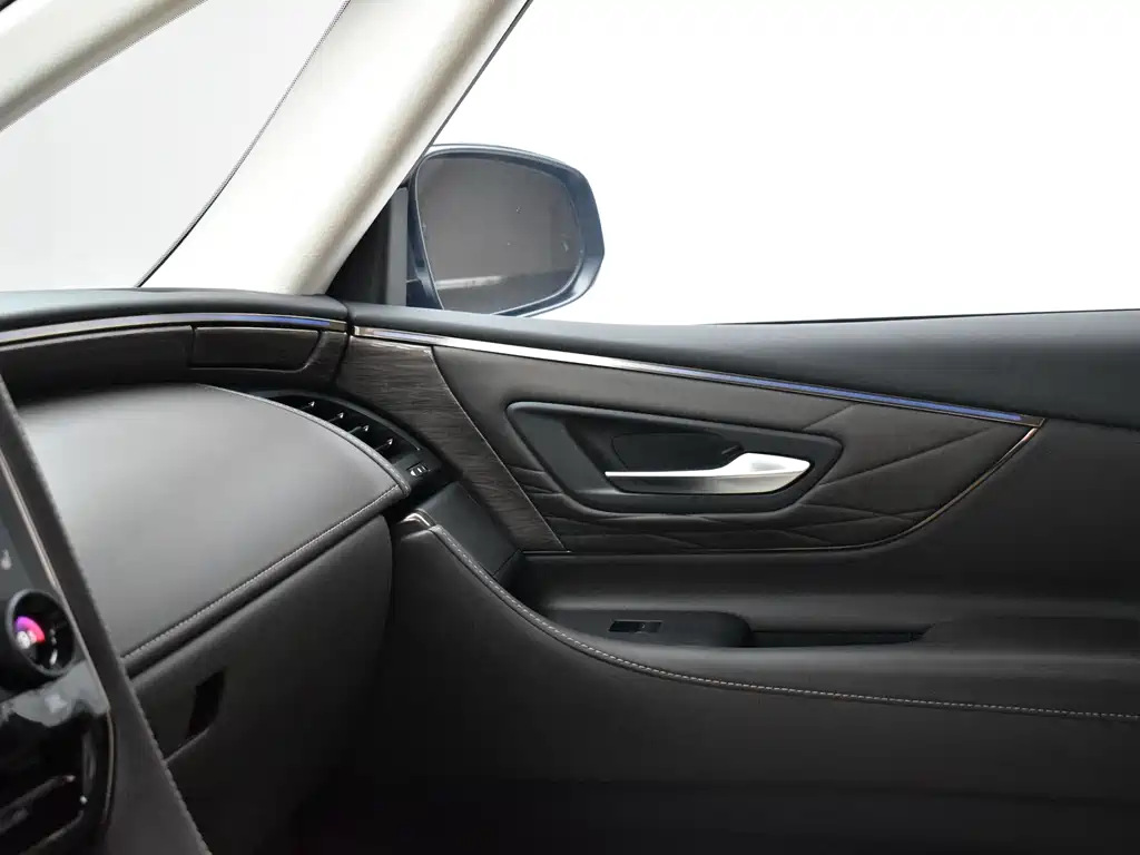 Toyota Alphard — фото 13