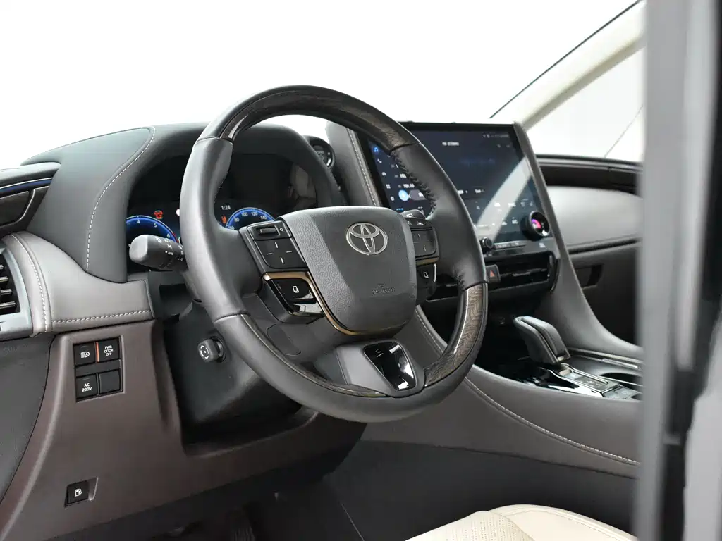 Toyota Alphard — фото 17