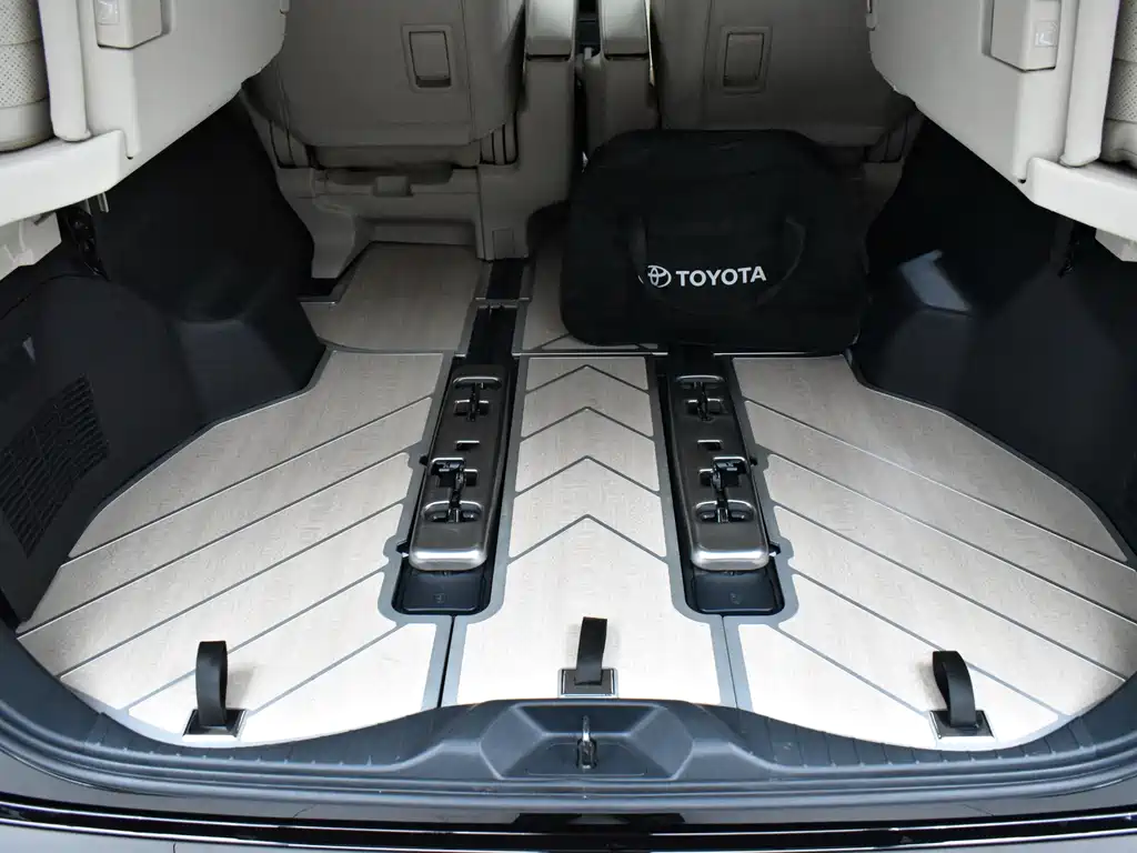 Toyota Alphard — фото 30