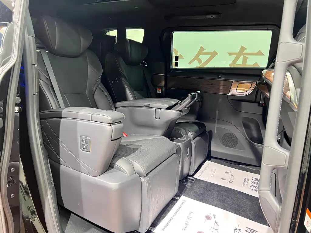 Toyota Alphard — фото 11