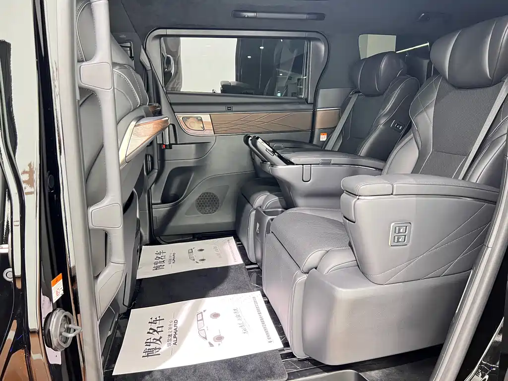 Toyota Alphard — фото 13
